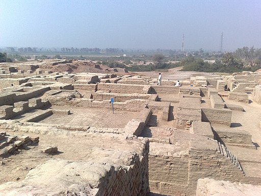  Remaining city of Mohenjo Daro Source: Nawabtanweer [CC BY-SA] 